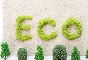 녹색 나뭇잎으로 ECO 글자를 표현한 모습